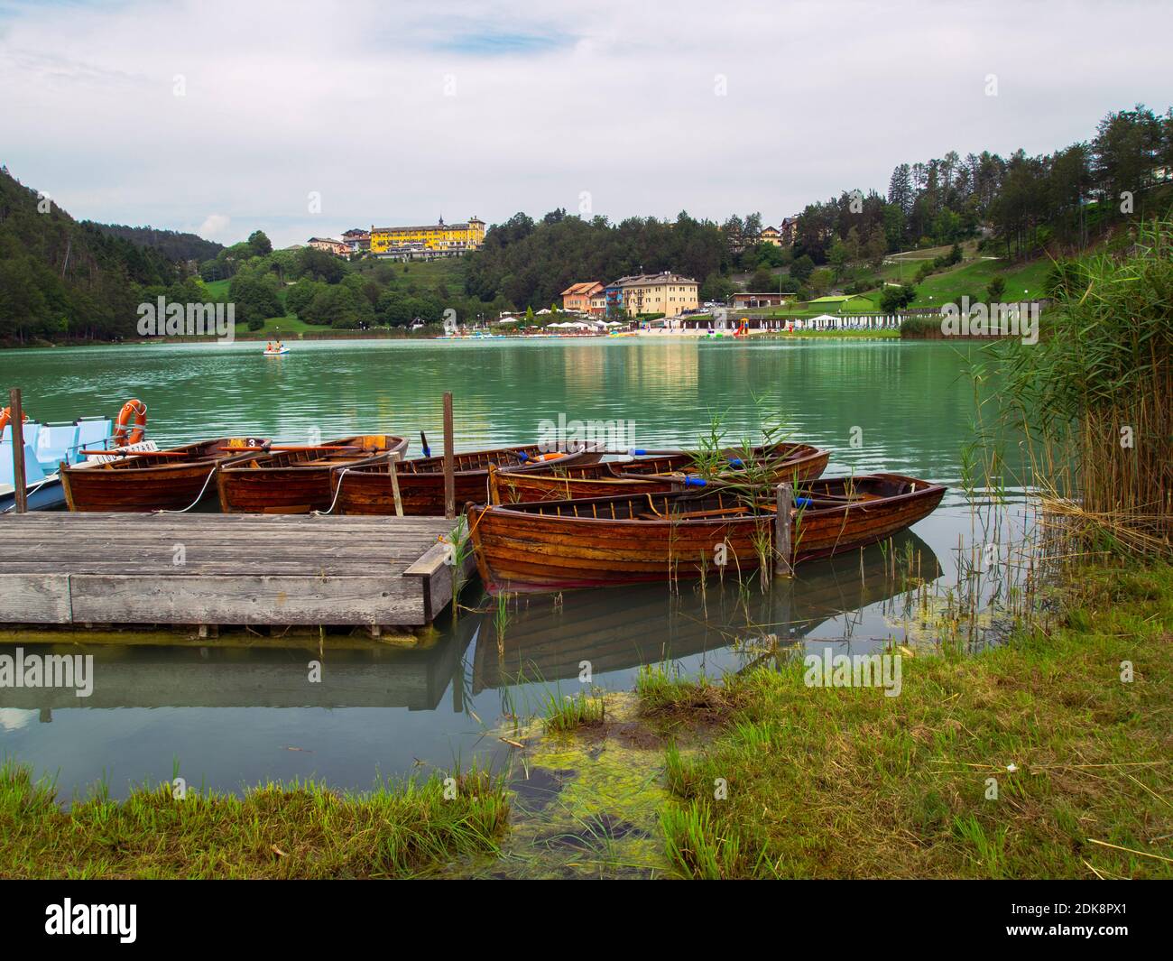 Barcos amarrados en el lago contra el cielo Foto de stock