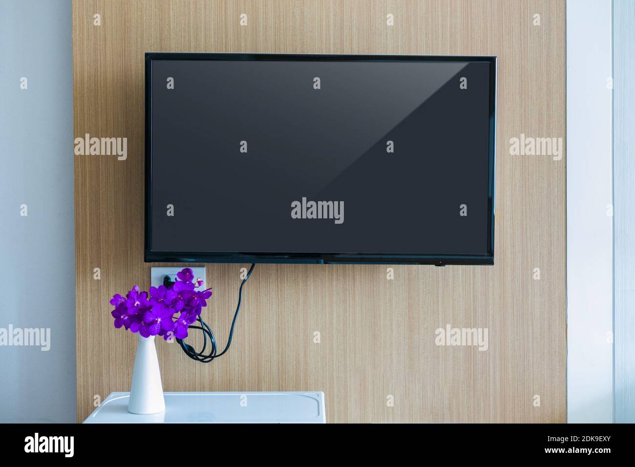 Televisión montada en pared de madera en casa Fotografía de stock - Alamy