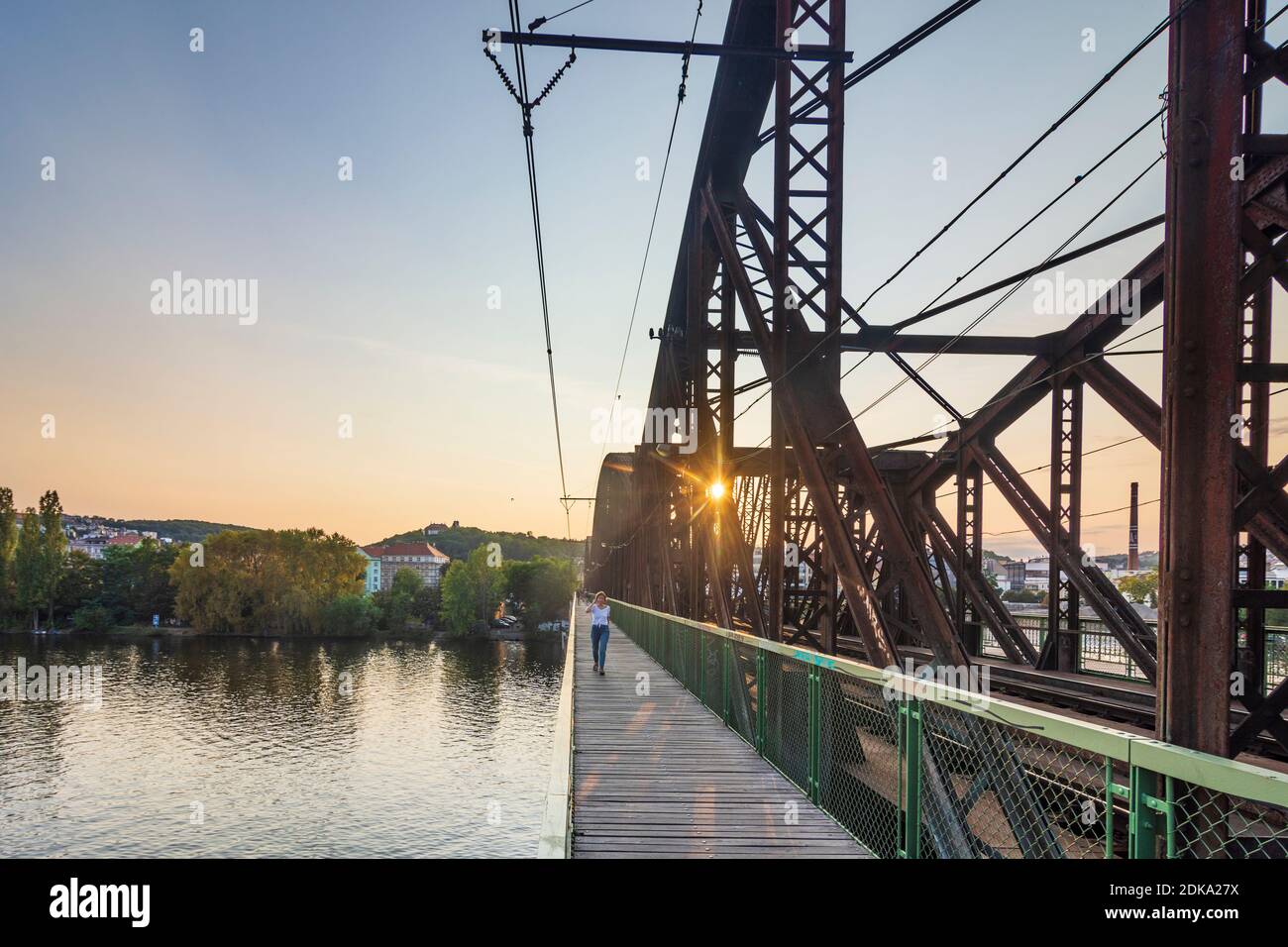 Praha, río Vltava (Moldau), puente ferroviario en Vysehrad, vista al norte, persona caminando en Vltava, Moldau, Praha, Prag, Praga, Checo Foto de stock