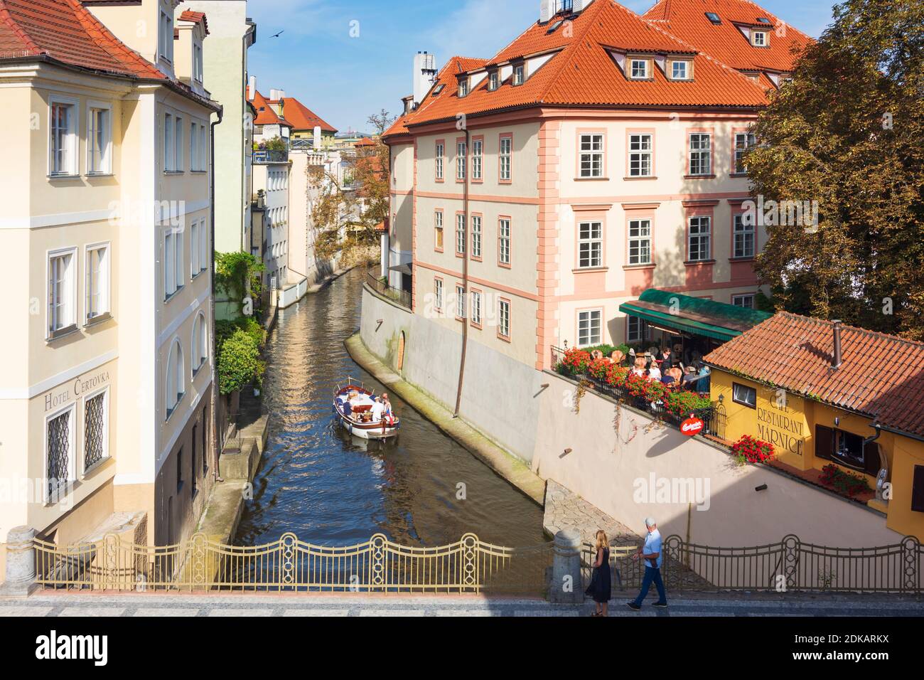 Praha, Certovka (Canal del Diablo), barco en mala Strana, Ciudad menor, Praha, Prag, Praga, Checo Foto de stock