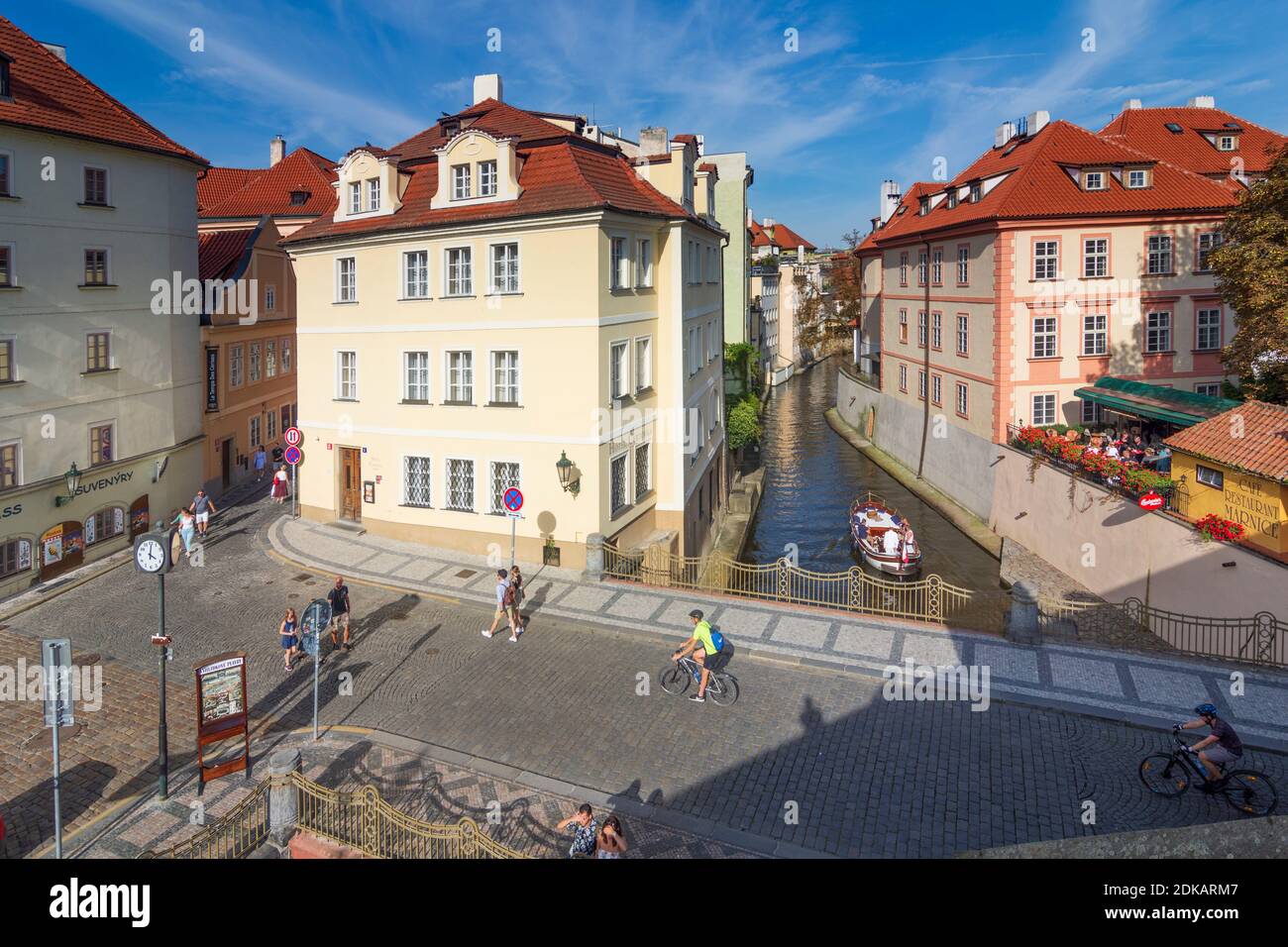 Praha, Certovka (Canal del Diablo), barco en mala Strana, Ciudad menor, Praha, Prag, Praga, Checo Foto de stock