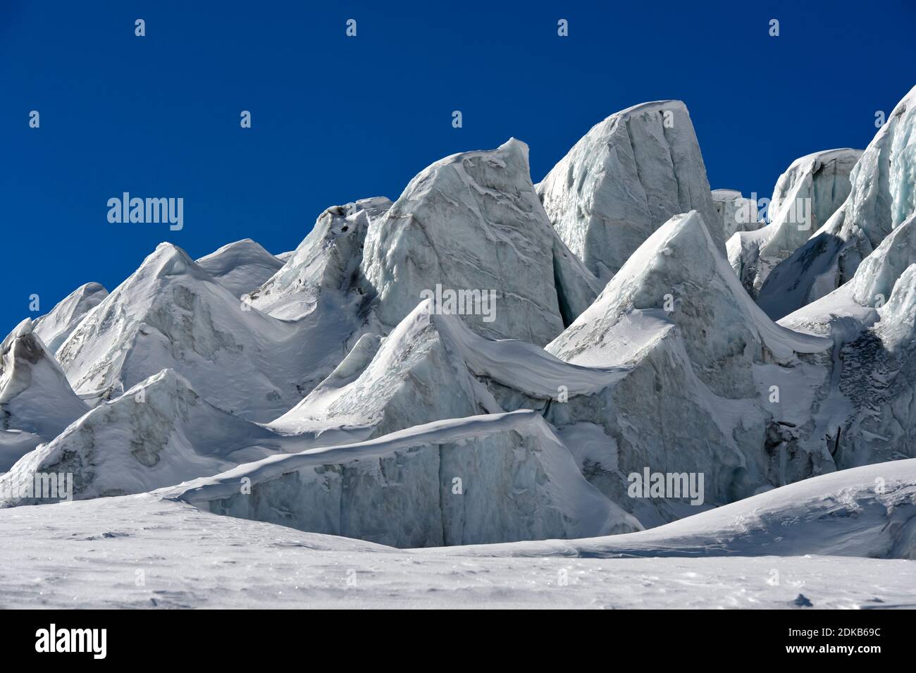 Bloques de hielo glacial, seracs, del glaciar Feegletscher, Saas-Fee, Valais, Suiza Foto de stock