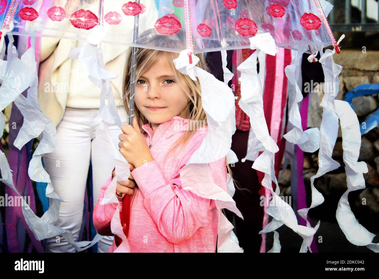 Niña con paraguas decorados fotografías e imágenes de alta resolución -  Alamy