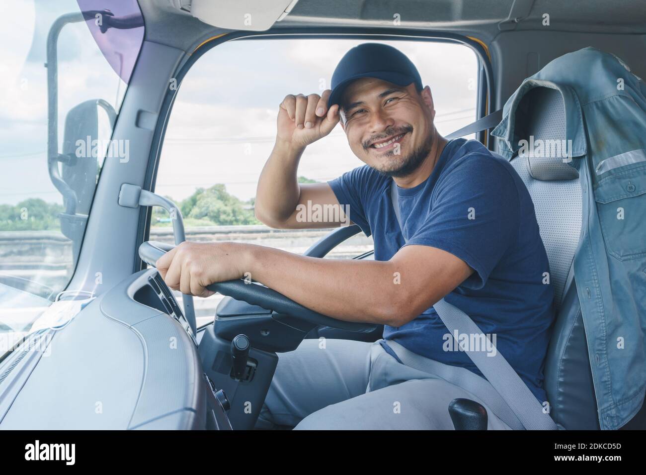 Retrato del hombre sentado en camión Foto de stock