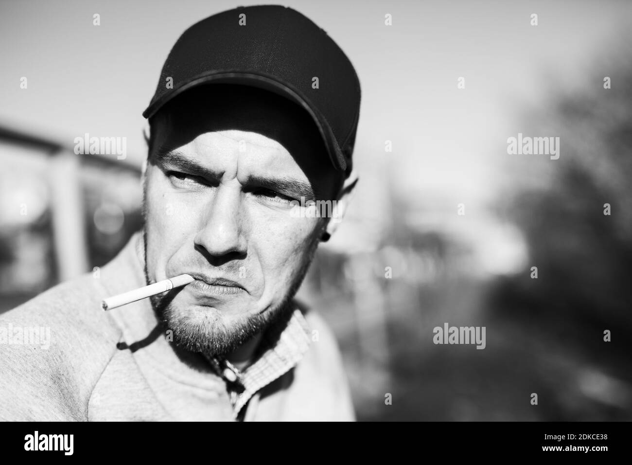 Hombres Guapos Fumando Imágenes De Stock En Blanco Y Negro Alamy 