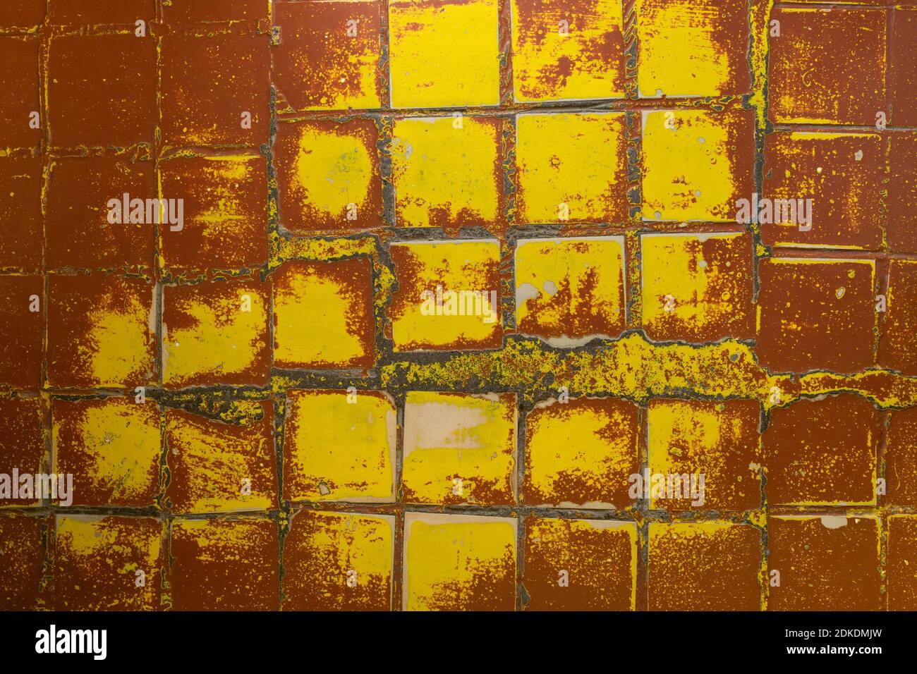 Textura fondo de azulejos antiguos en el suelo con marcas y manchas, abstractamente pintado con pintura marrón y amarilla Foto de stock