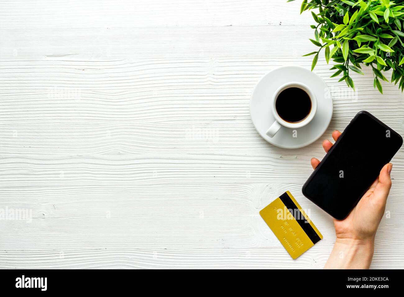Concepto de tecnología de pago. Teléfono móvil con tarjeta de crédito, vista superior Foto de stock