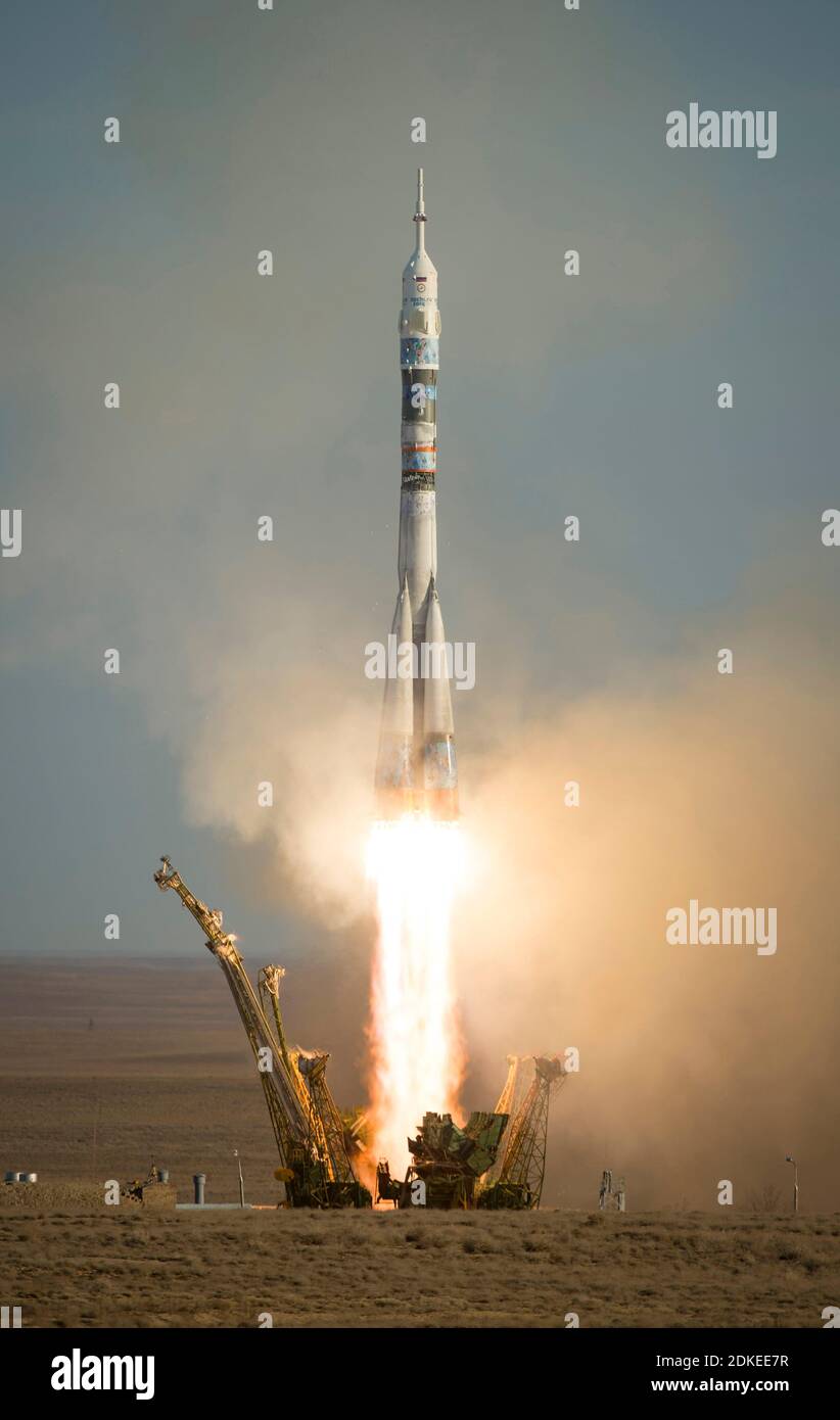 BAIKONUR COSMODROME, KAZAJSTÁN - 07 de noviembre de 2013 - antorcha de los Juegos Olímpicos de Invierno en el espacio...el cohete Soyuz TMA-11M se lanza con la expedición 38 Soyuz Co Foto de stock