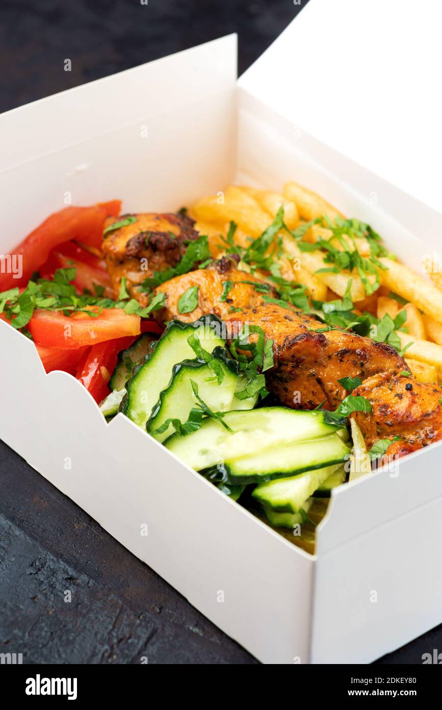 Entrega de comida rápida. Souvlaki griego, ensalada y giros menú para llevar  del restaurante fastfood servido en platos de papel reciclables en la mesa  Fotografía de stock - Alamy