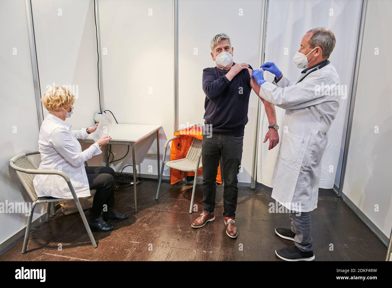 Covid19 Impfzentrum der Stadt Essen in einer Messehalle eingerichtet mit Beteilingung verschiedenster Hilfsorganizationen Foto de stock