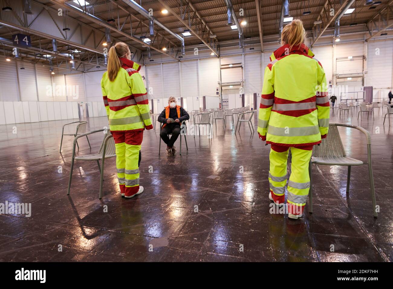 Covid19 Impfzentrum der Stadt Essen in einer Messehalle eingerichtet mit Beteilingung verschiedenster Hilfsorganizationen Foto de stock