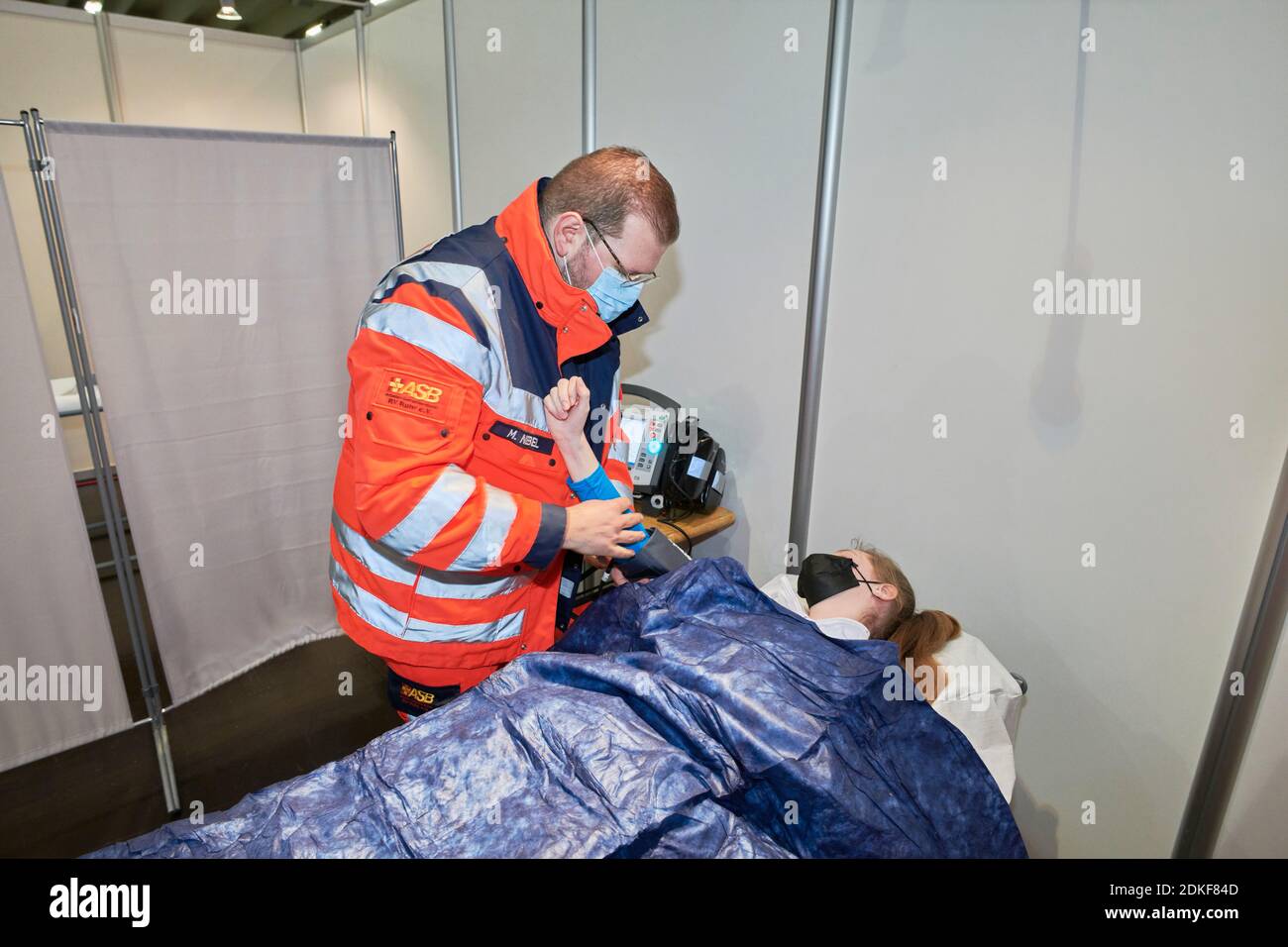 Covid19 Impfzentrum der Stadt Essen in einer Messehalle eingerichtet mit Beteilingung verschiedenster Hilfsorganizationen Foto de stock