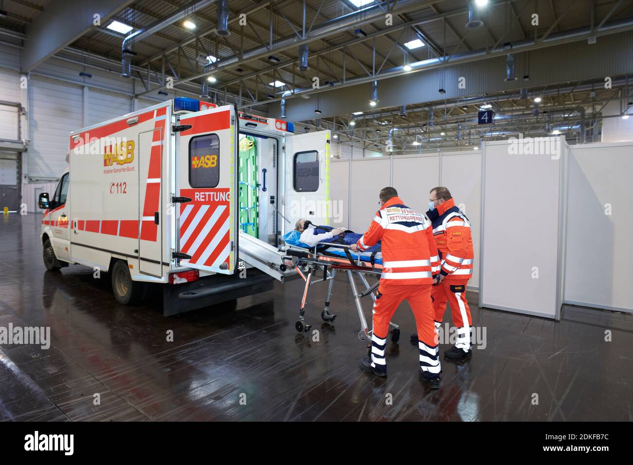 Covid19 Impfzentrum der Stadt Essen in einer Messehalle eingerichtet mit Beteilingung verschiedenster Hilfsorganizationen Foto de stock