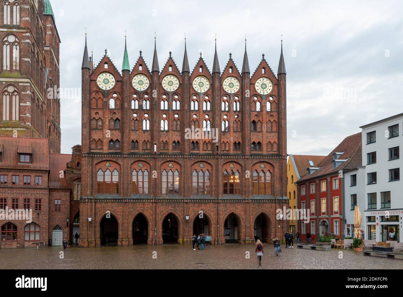 Alemania, Mecklemburgo-Pomerania Occidental, Stralsund, ayuntamiento histórico, mercado antiguo, ciudad hanseática de Stralsund Foto de stock