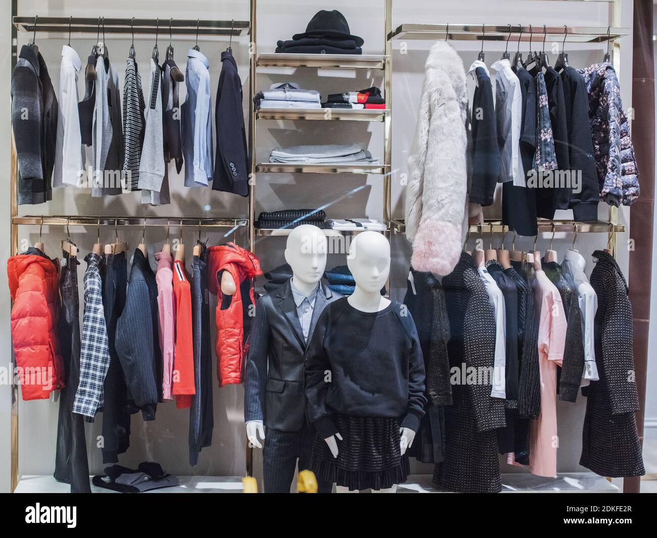 Ropa para niños en una tienda - concepto de centro comercial Fotografía de  stock - Alamy