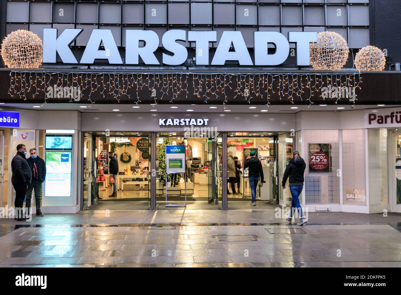 Ruhrpark Shopping Center, Bochum, Alemania, 15 de diciembre de 2020. La gran cadena alemana de grandes almacenes Karstadt Kaufhof ya había advertido de ventas inferiores a las habituales durante el período de "cierre" desde noviembre y ha advertido contra pérdidas inevitables debido a la llamada "cierre" que comienza mañana. Hoy fue el último día en que se permitió que los minoristas y los servicios, además de los alimentos y los suministros esenciales, estuvieran abiertos antes de que el cierre comenzara mañana. También incluye el cierre de la mayoría de las escuelas secundarias, peluqueros y servicios relacionados. Crédito: Imageplotter/Alamy Live News Foto de stock