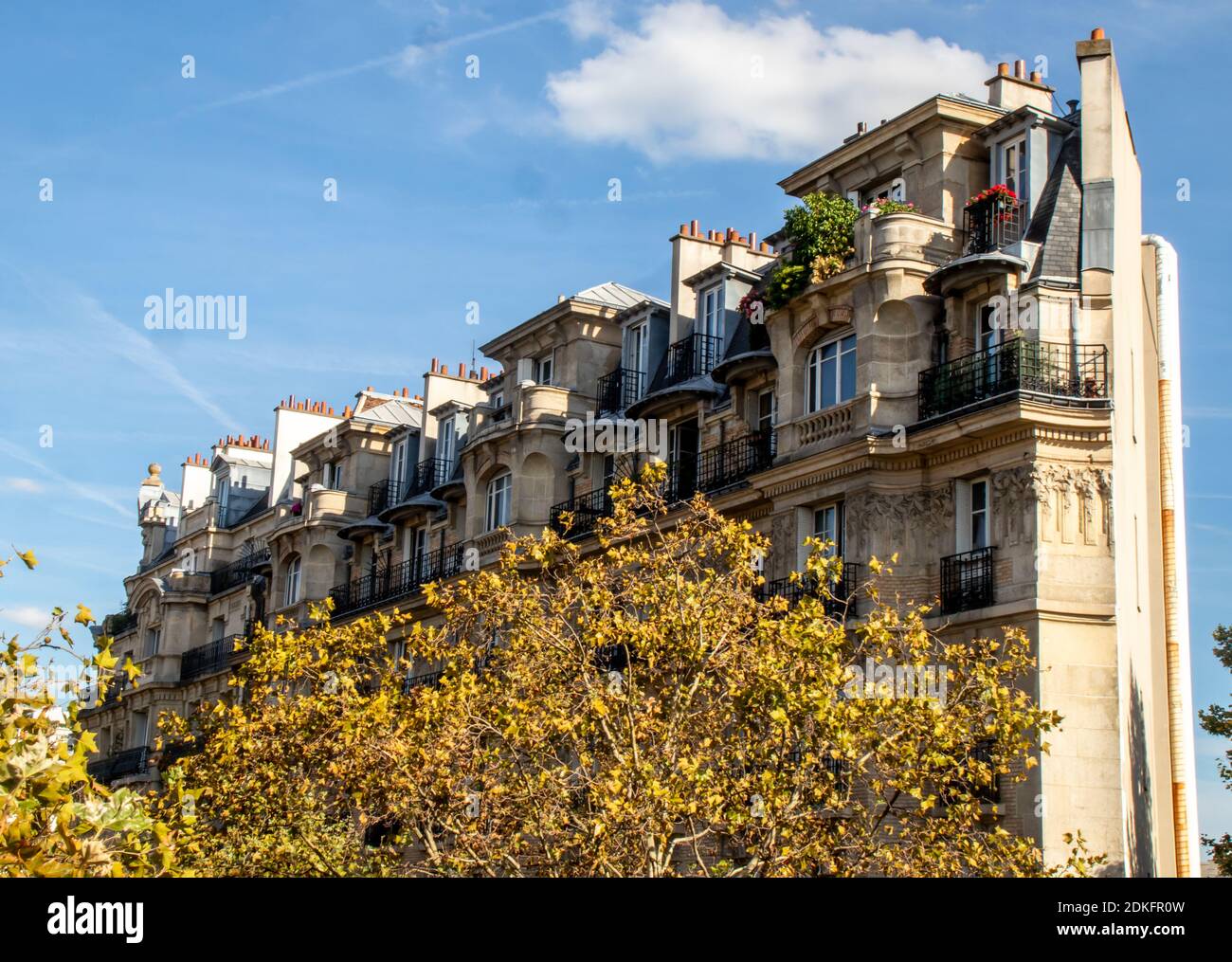 La arquitectura en París, Francia, es única y hermosa, como este edificio de apartamentos. Foto de stock