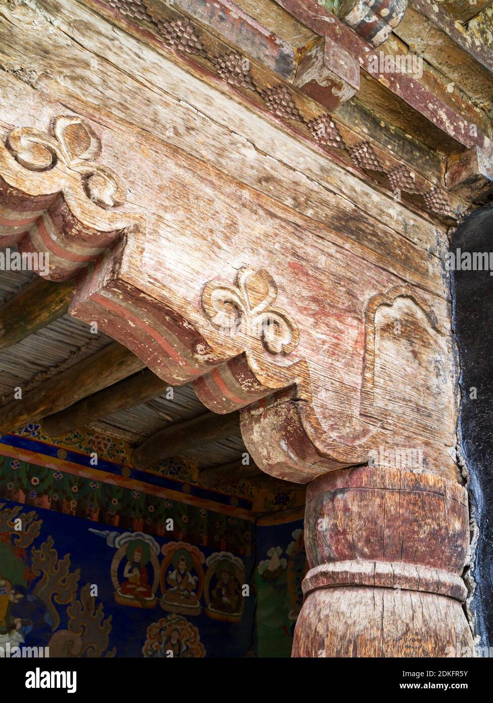 Viejas columnas de madera agrietada del antiguo templo budista, decoradas  con hermosos ornamentos antiguos (Ladakh, norte de la India Fotografía de  stock - Alamy