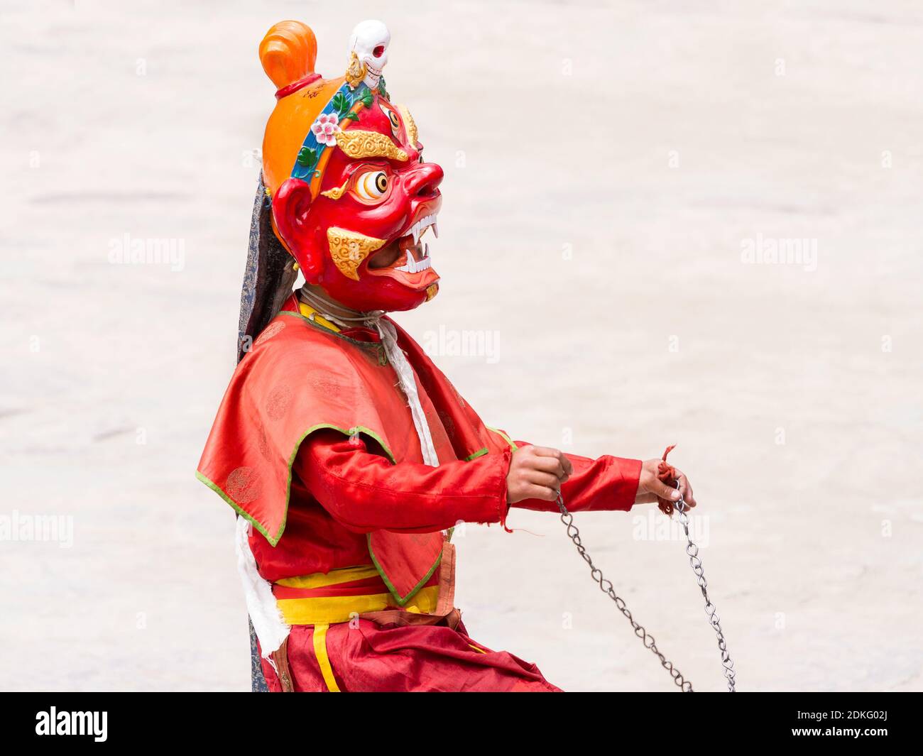 Monje no identificado realiza una danza religiosa enmascarada y disfrazada de misterio Del Budismo Tibetano durante el Cham Dance Festival en Hemis Monasterio en Hima Foto de stock