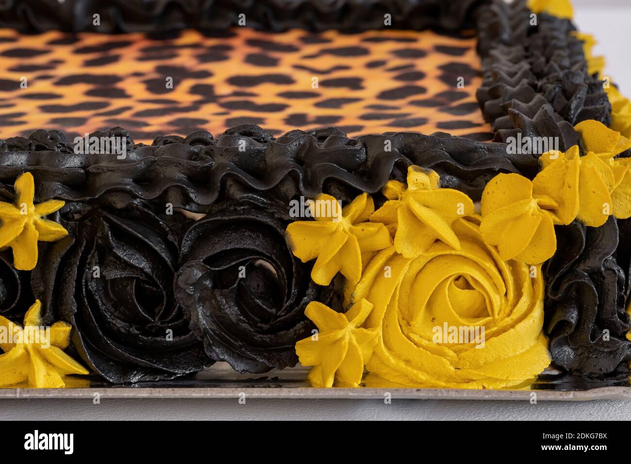 Pastel dulce creativo decorado con estampado de leopardo y negro y.  detalles amarillos Fotografía de stock - Alamy