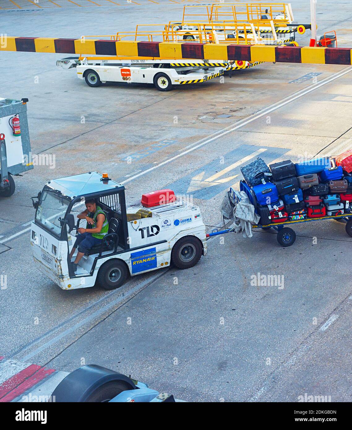 MADRID, ESPAÑA - 23 DE MAYO de 2017: Camión cargado con equipaje desde el avión en el aeropuerto. Foto de stock