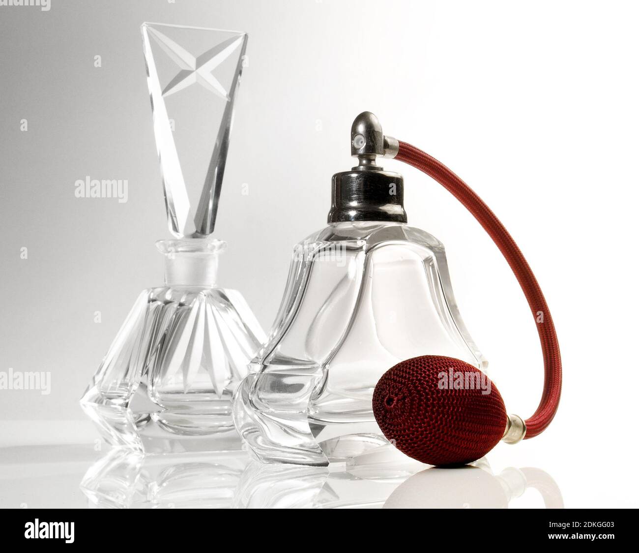 Botella de Perfume Vieja presente aislada sobre fondo blanco Foto de stock