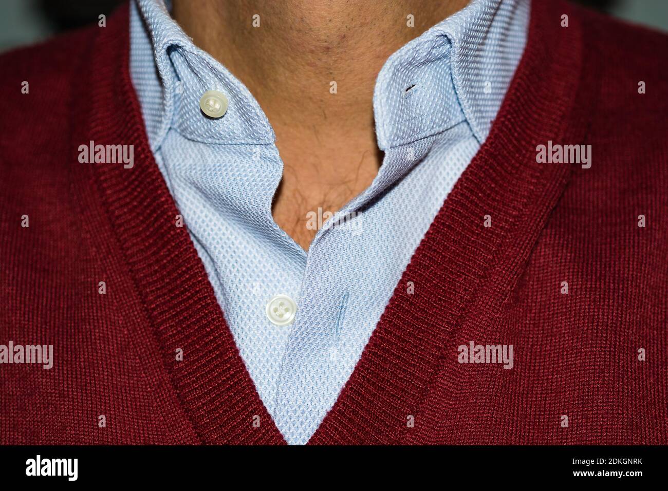 Camisa roja con cuello en v fotografías e imágenes de alta resolución -  Alamy