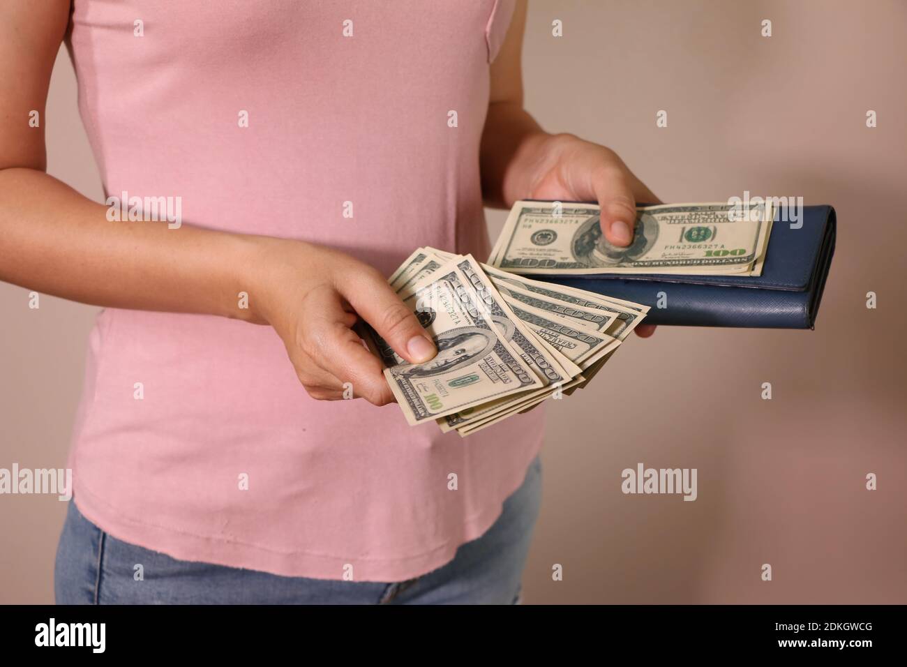 Mujer asiática manos de tomar dinero en efectivo dólares de la cartera.  Concepto de negocio exitoso Fotografía de stock - Alamy