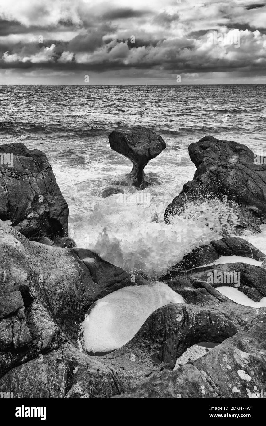 Piedras de la caldera, piedra, rocas, piedra de goteo, costa, Atlántico, Måløy, Noruega, Europa Foto de stock