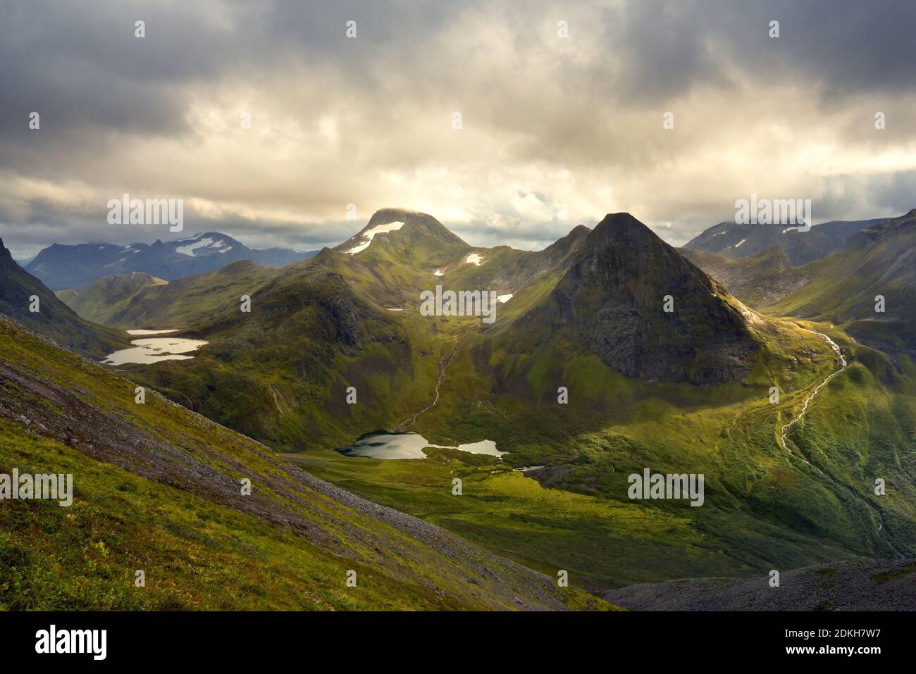 Puesta de sol, cascada, montañas, vista, Skarasalen, Fjord Noruega, Europa Foto de stock
