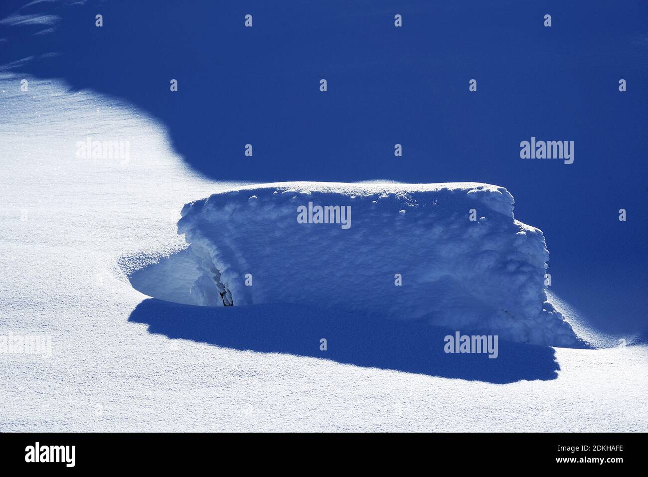Primer plano de la Tierra cubierta de nieve contra el cielo azul claro Foto de stock