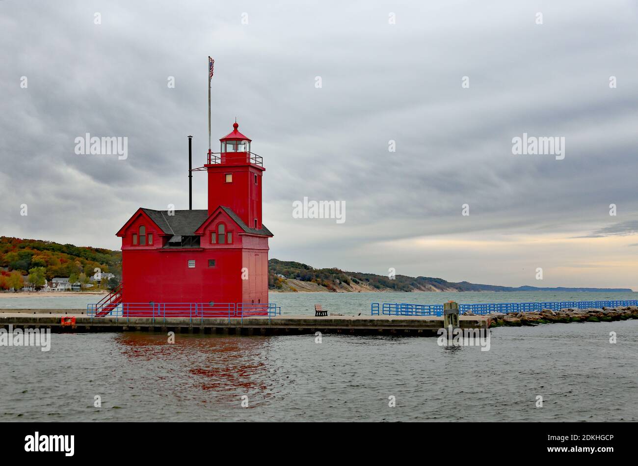 Holland Harbor Light, conocido como Big Red en un día nublado Foto de stock