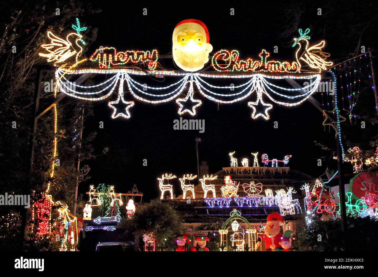 Bedford, Reino Unido. 15 de diciembre de 2020. Luces de Navidad y decoraciones festivas en el exterior de una casa en la ciudad de Bedford, Reino Unido. 15 de diciembre de 2020 crédito: KEITH MAYHEW/Alamy Live News Foto de stock