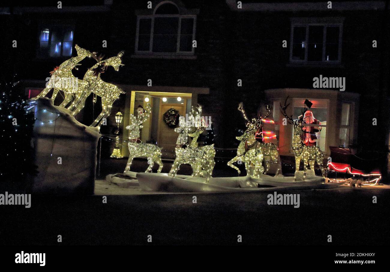 Bedford, Reino Unido. 15 de diciembre de 2020. Luces de Navidad y decoraciones festivas en el exterior de una casa en la ciudad de Bedford, Reino Unido. 15 de diciembre de 2020 crédito: KEITH MAYHEW/Alamy Live News Foto de stock