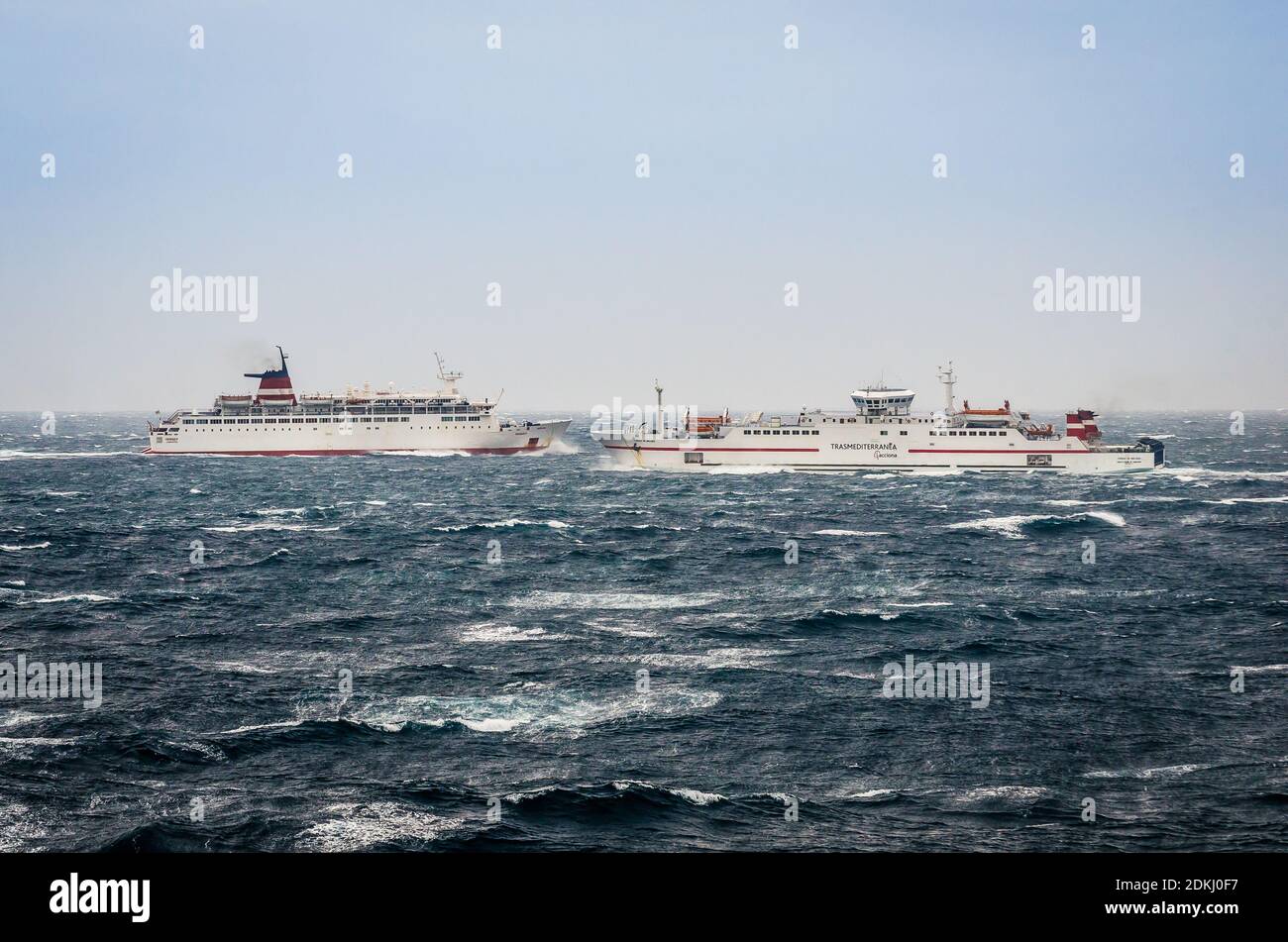 Estrecho de Gibraltar - 07 de abril de 2020. Barcos de carga navegando en las olas durante el viento fuerte Foto de stock