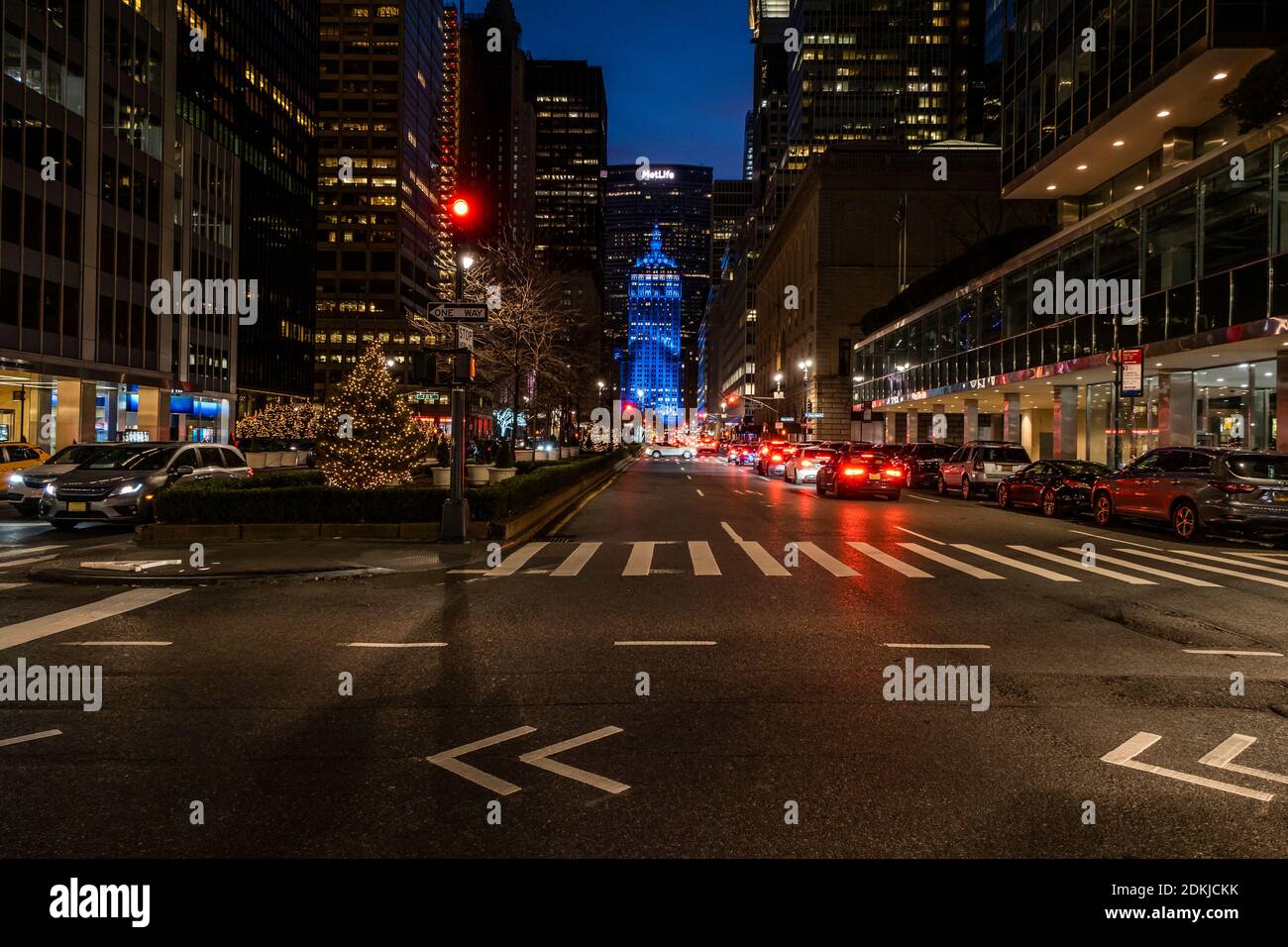 Adornos navideños en la ciudad Foto de stock