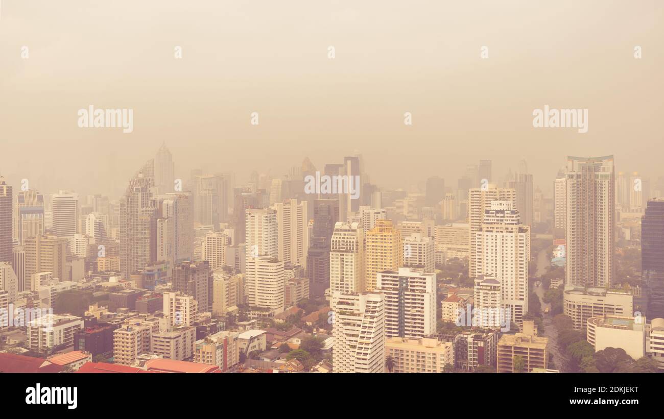 Paisaje urbano de edificios de gran altura en la mañana de mal tiempo, la neblina de la contaminación cubre la ciudad Foto de stock