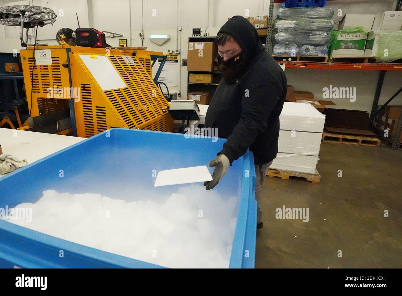 St. Louis, Estados Unidos. 15 de diciembre de 2020. El trabajador Malicah  Loveland descarta un pedazo de hielo seco roto ya que hace hielo seco de  bloque completo que mantendrá la vacuna