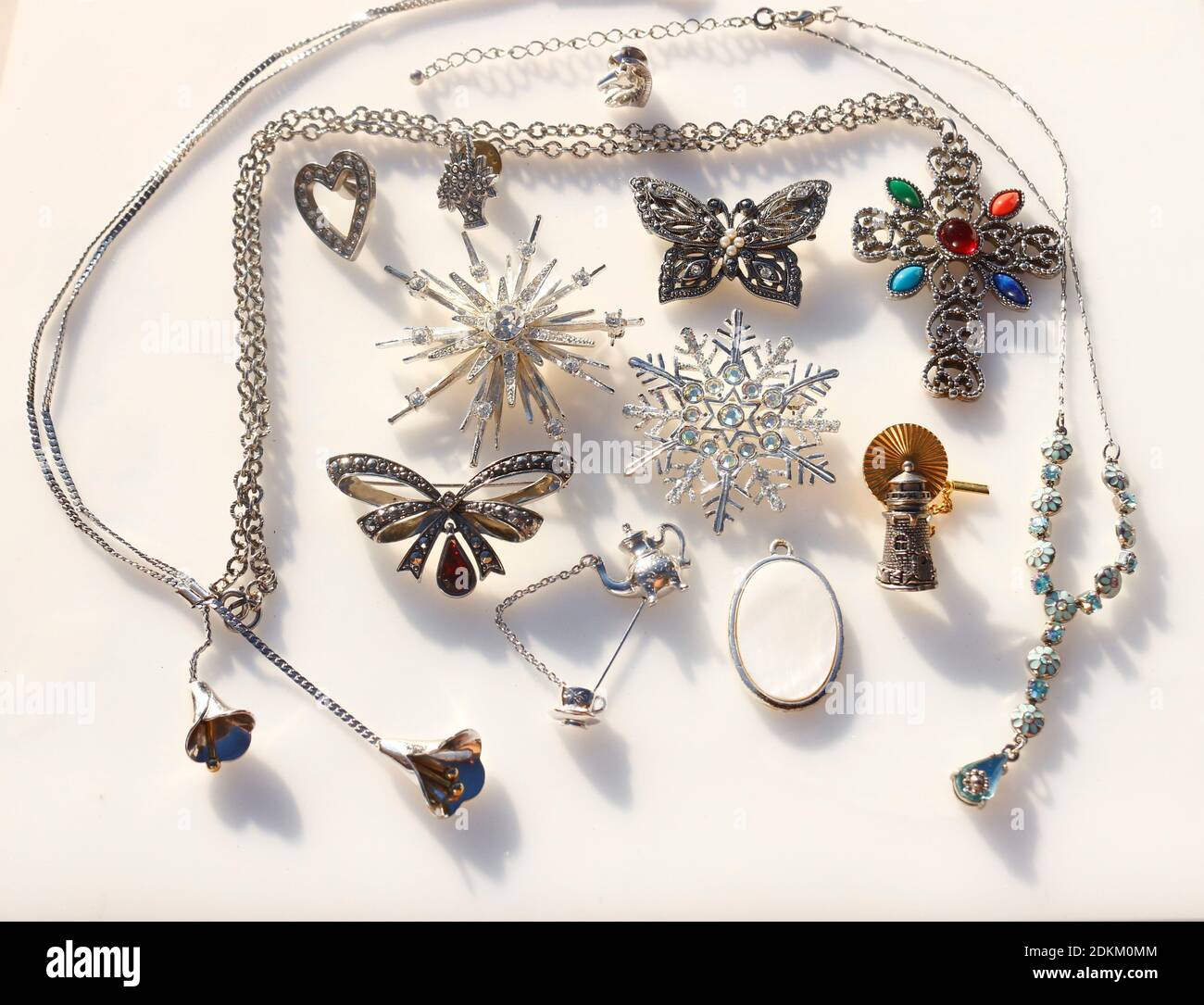 Colección de joyas vintage pendientes broches pulseras collares traje  joyería accesorio de moda Fotografía de stock - Alamy
