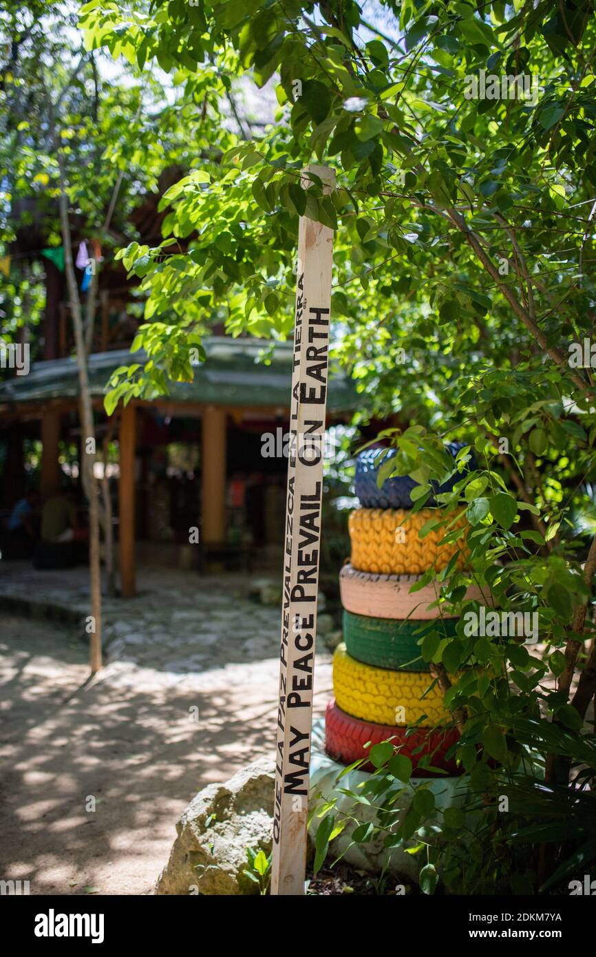 Mensaje de polo de paz junto a los coloridos neumáticos apilados y un árbol  Fotografía de stock - Alamy