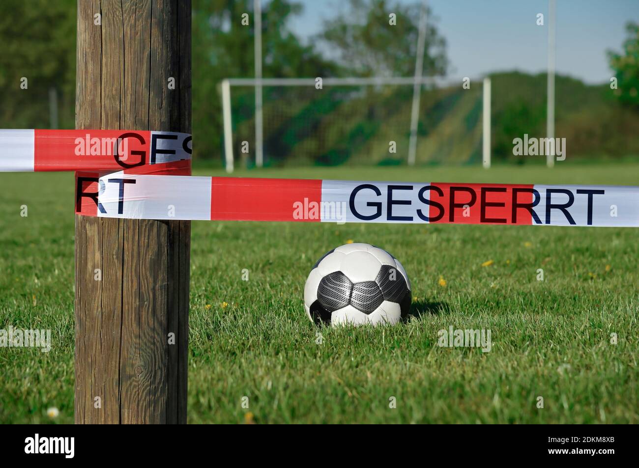 Un campo de fútbol se cierra con una cinta de barrera. Se han cancelado los partidos de Corona Soccer. Foto de stock