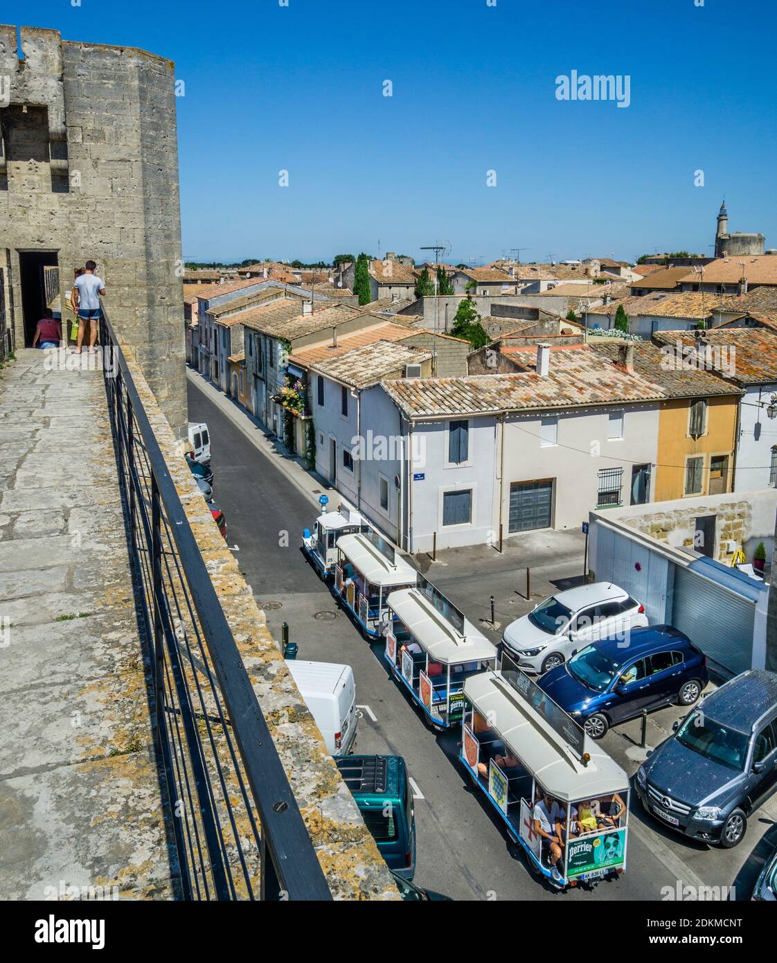 Vista desde las murallas sobre los tejados de la ciudad medieval amurallada de Aigues-Mortes, Petite Camargue, departamento de Gard, región de Occitanie, Franc Sur Foto de stock