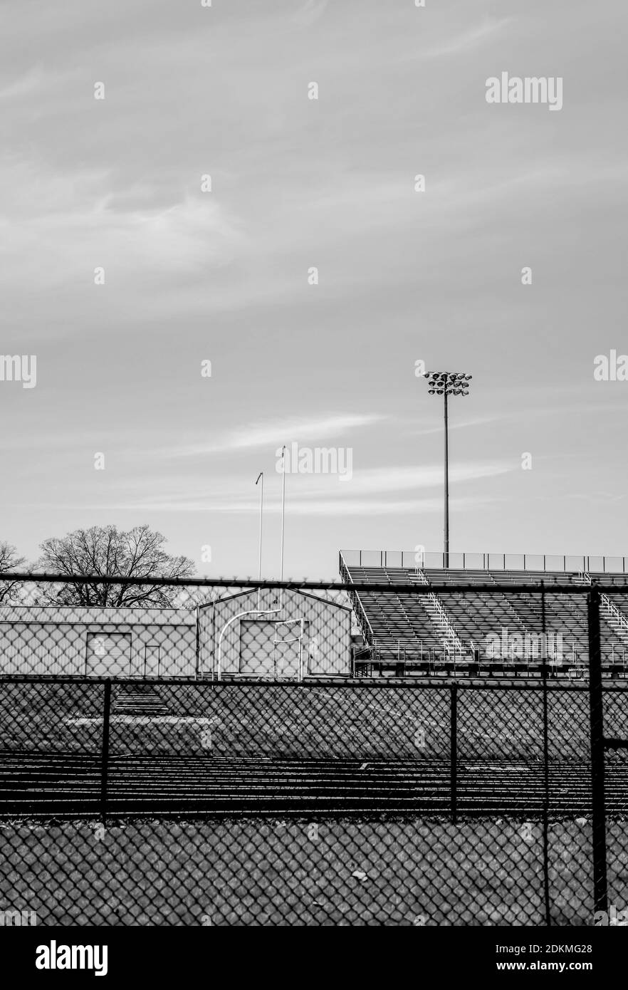 Campo de fútbol vacío y cerrado durante la pandemia Fotografía de stock Campo de fútbol vacío y cerrado durante la pandemia Fotografía de stock