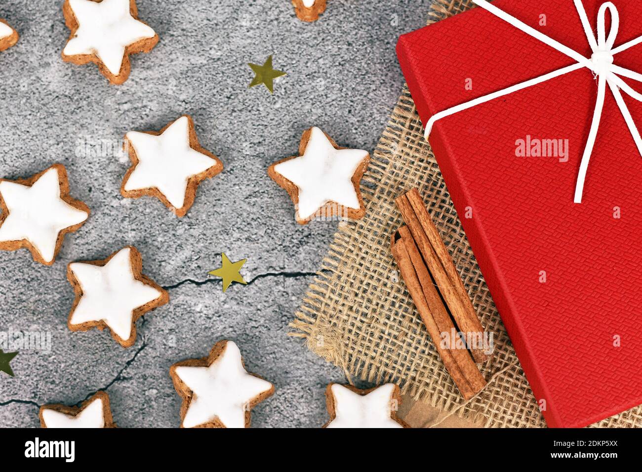 Galletas de Navidad esmaltadas en forma de estrella alemana llamadas 'Zimtsterne' hechas con amondes, claras de huevo, azúcar, canela y harina Foto de stock