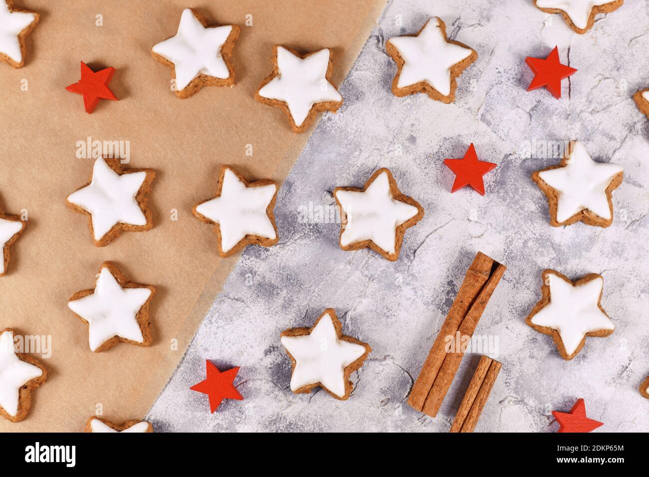 Galletas de Navidad esmaltadas en forma de estrella alemana llamadas 'Zimtsterne' hechas con amondes, claras de huevo, azúcar, canela y harina Foto de stock