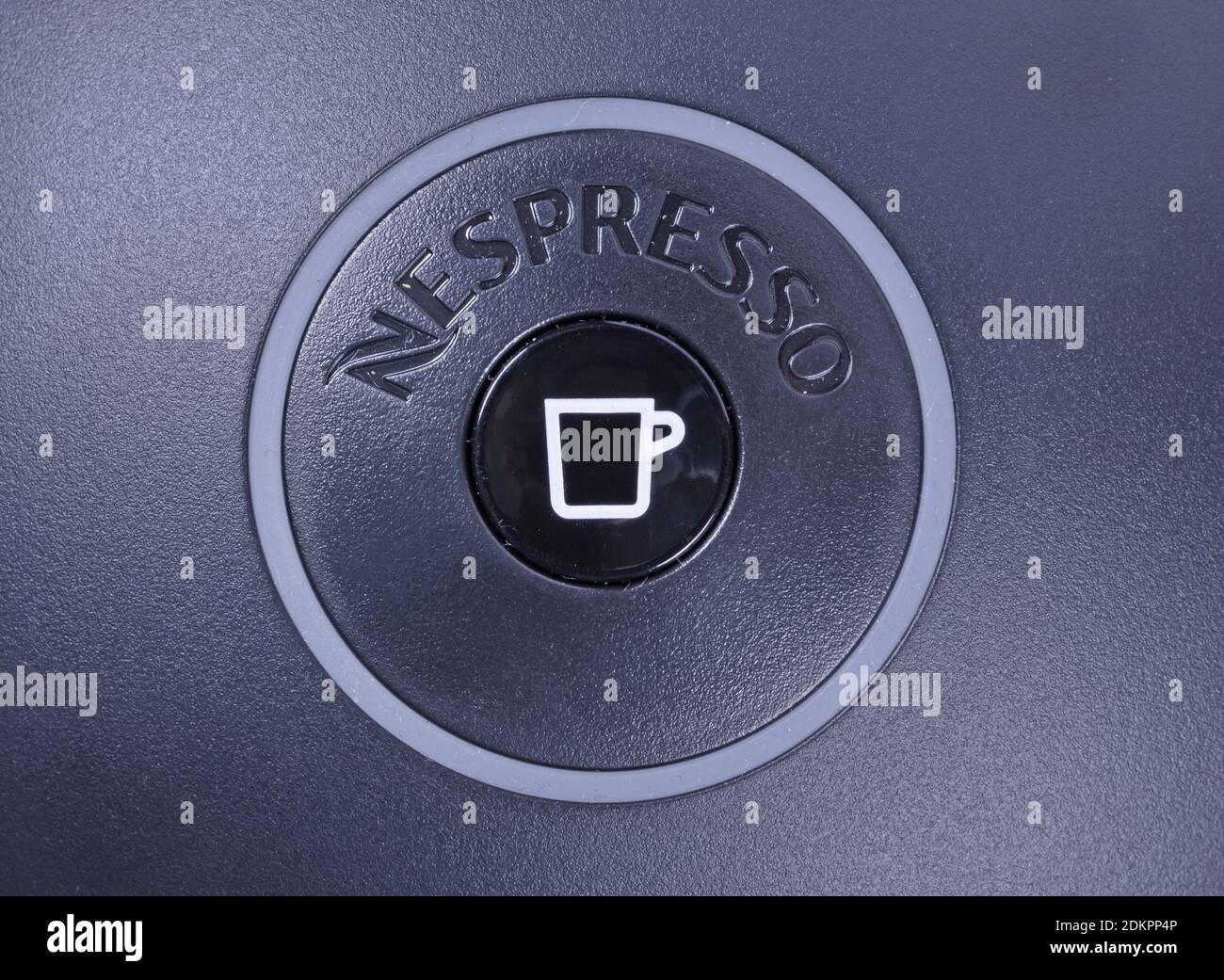 Leeuwarden, países Bajos el 10 de diciembre de 2020: Botón de encendido de  una nueva cafetera Nespresso Vertuo cápsulas producidas por Magimix y Braun  Fotografía de stock - Alamy
