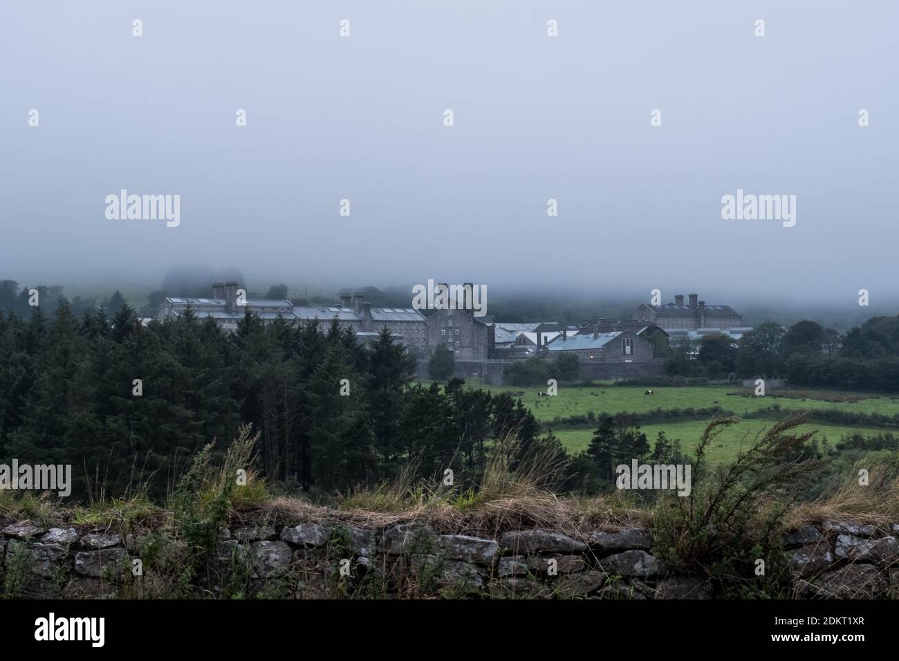 Vista distante de la prisión de Dartmoor, Princetown, Devon, Inglaterra, Reino Unido. Foto de stock