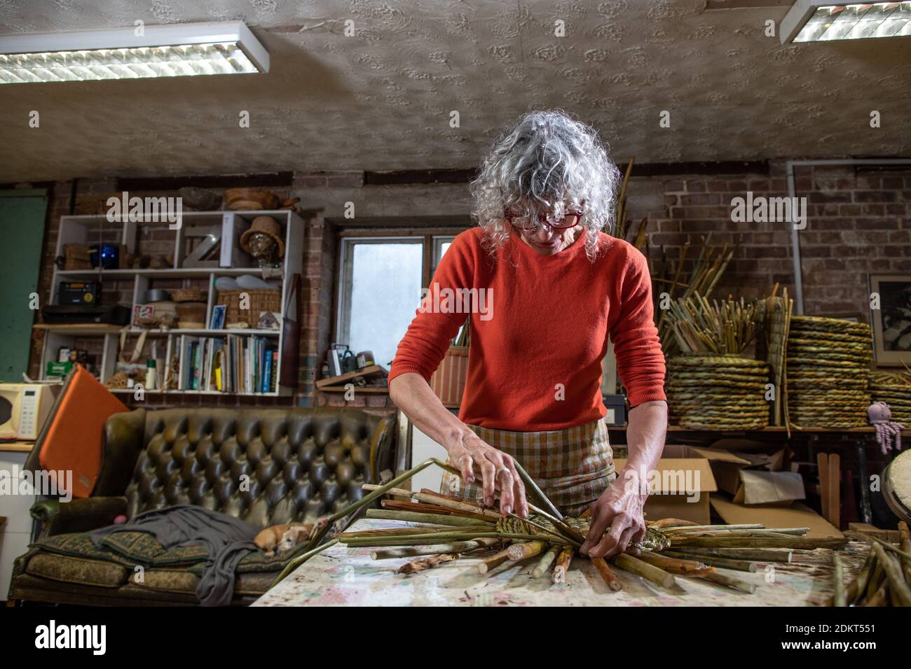 Felicity Irons fundador de RushMatters, uno de los últimos tejedores de la prisa que quedan en Gran Bretaña, una nave que permanece sin cambios desde la época anglosajona. Foto de stock