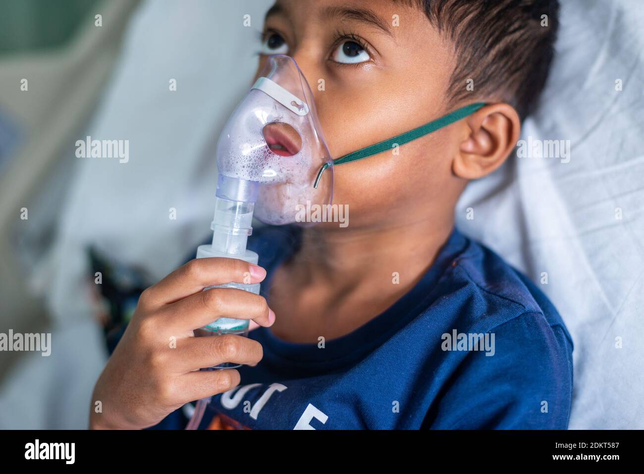 Niño usando nebulizador en el hospital Foto de stock