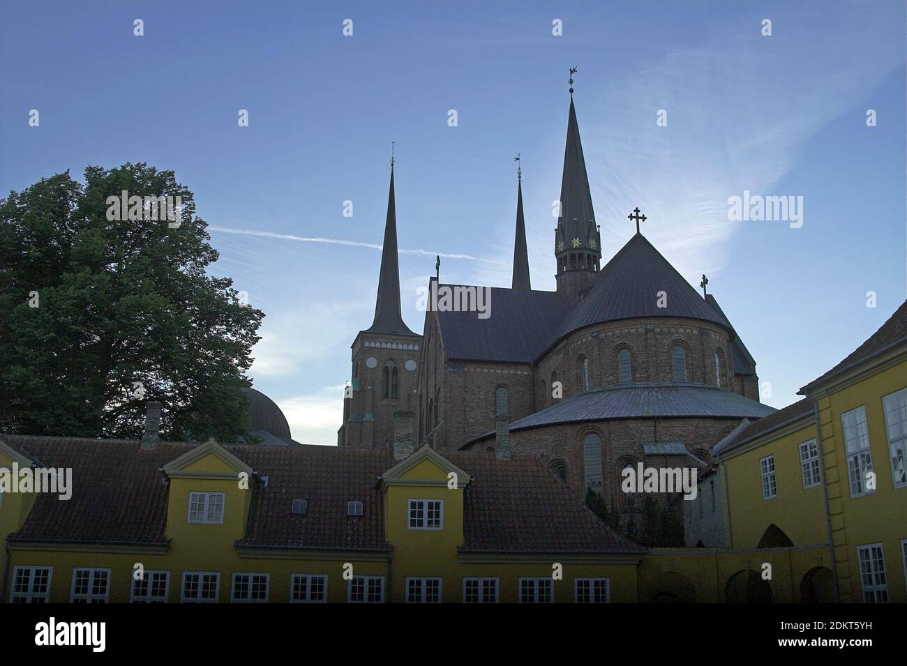 Roskilde, Dinamarca, Dänemark: La catedral desde el lado del ábside contra el fondo del cielo nocturno. Die Cathedrale von der Seite der Apsis Foto de stock